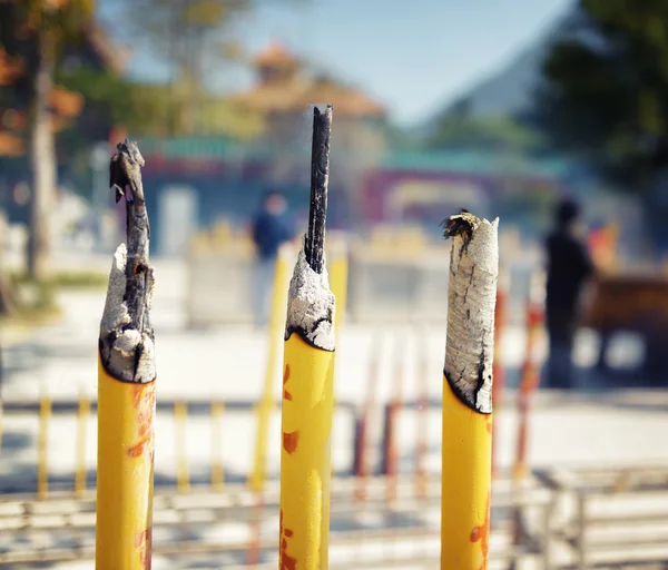 Vue rapprochée des bâtons d'encens au monastère de Po Lin à Hong K — Photo