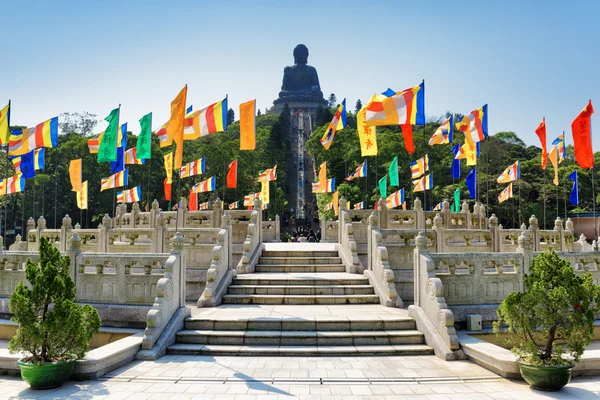 Weergave van Tian Tan Buddha op de blauwe hemelachtergrond — Stockfoto