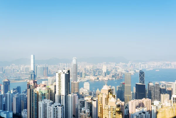 Blick auf Wolkenkratzer in Hongkong-Stadt und Viktoria-Hafen von t — Stockfoto
