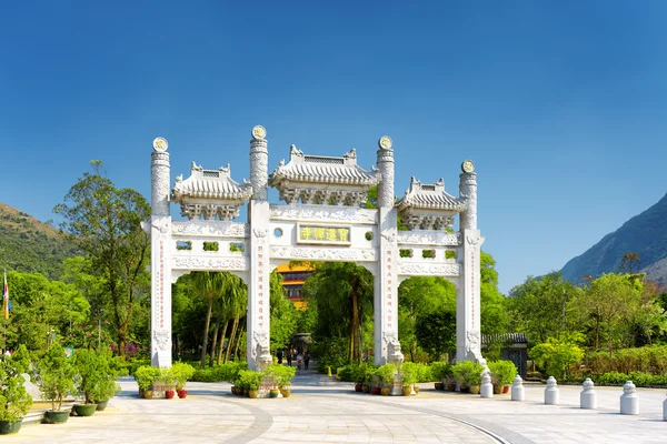 The white gate leading to the Po Lin Monastery in Hong Kong — Stock Image The white gate leading to the Po Lin Monastery in Hong Kong Stock Photo