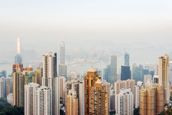 Nézd a felhőkarcolók, a business center of Hong Kong és magas hou — Stock Fotó