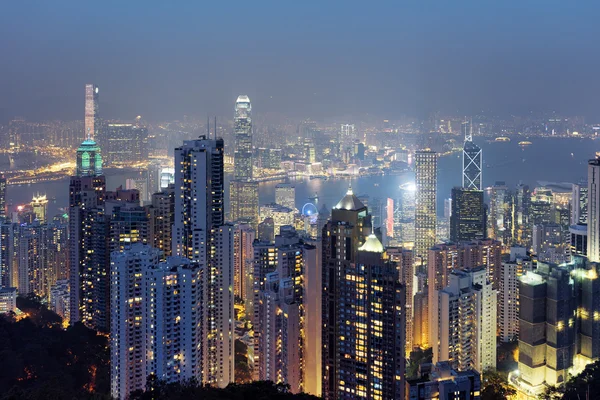 Hermosa vista de la ciudad de Hong Kong desde el pico Victoria en eveni — Foto de Stock