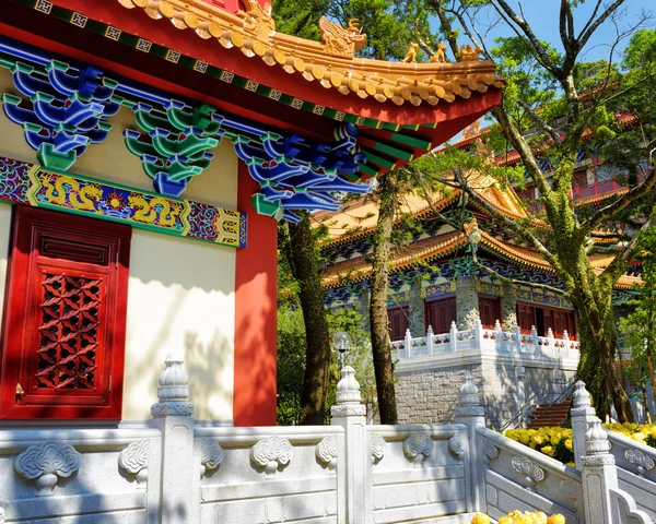 Střechy v tradičním čínském stylu v buddhistickém chrámu a po — Stock fotografie