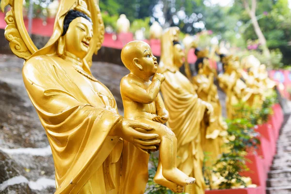 On Thousa önde gelen merdiven boyunca altın Buda heykelleri — Stok fotoğraf
