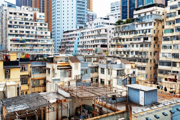 Старі будинки оточили ультрасучасні Хмарочоси в Hong Kong — стокове фото