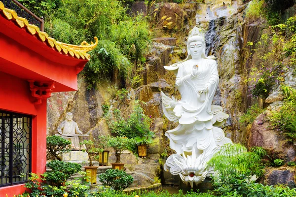 Rotes Dach im chinesischen Stil und eine weiße buddhistische Statue auf Backgro — Stockfoto