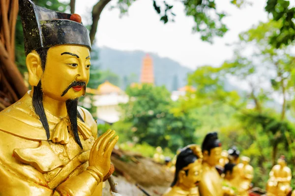 Vista de cerca de la estatua de Buda de Oro en el fondo de un pago rojo —  Fotos de Stock