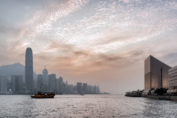 Вид на місто Hong Kong і корабель у гавань Вікторія з Пре — стокове фото