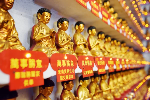 Olika små gyllene Buddha statyer i inre av tio — Stockfoto