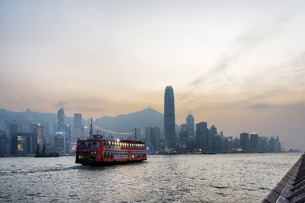 Turist båt i Victoria Harbour och skyskrapor i busin — Stockfoto