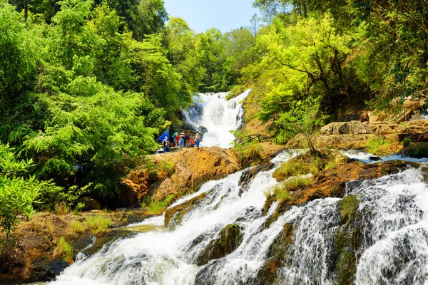 Tourists on the Datanla waterfall in Da Lat city (Dalat), Vietna — Stock Photo, Image