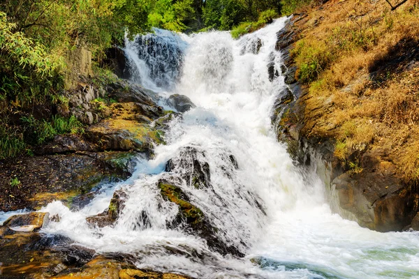 Fluxo borbulhante da cachoeira Datanla na cidade de Da Lat (Dalat ), — Fotografia de Stock