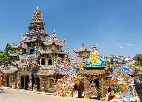 View of the Linh Phuoc Pagoda in the mosaic style from shards of — Stock Photo, Image