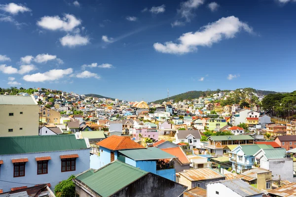 Mnoho krásných barevných domků Da Lat City (Dalat) na blu — Stock fotografie