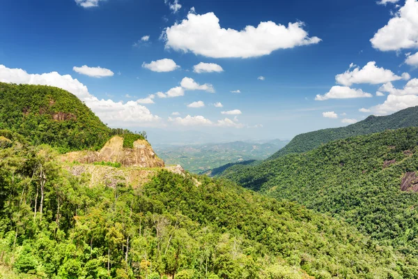 Veduta delle montagne e della valle intorno alla città di Da Lat (Dalat ) — Foto Stock