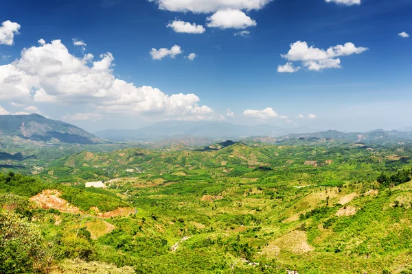 Belle vue sur la vallée autour de Da Lat ville (Dalat) sur le b — Photo