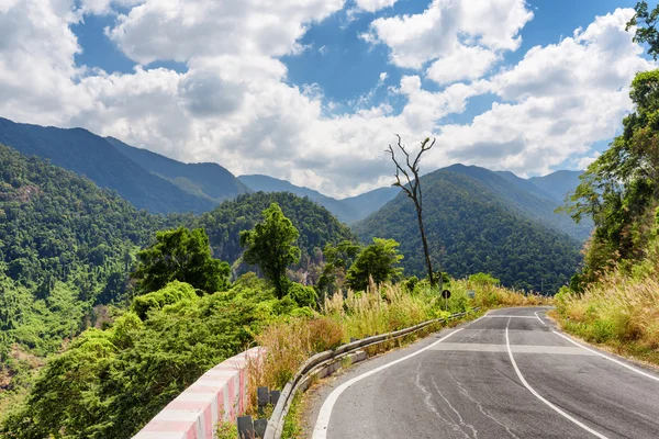 Doble de la carretera y una hermosa vista de las montañas alrededor de Da Lat — Foto de Stock