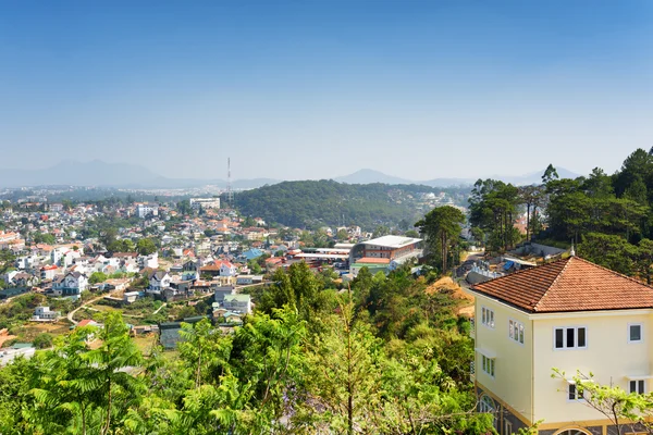 Hus med tegeltak och en vacker utsikt över Da Lat city (Dalat) — Stockfoto