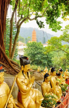 Bir kırmızı pagoda ve landscap zemin üzerine altın Buda heykelleri