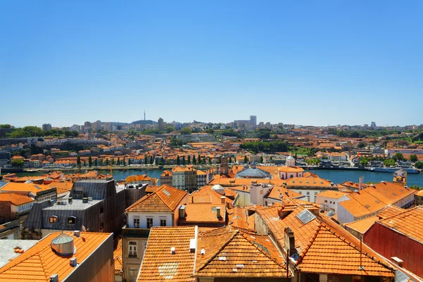 Крыши домов в Порту, Португалия . — стоковое фото