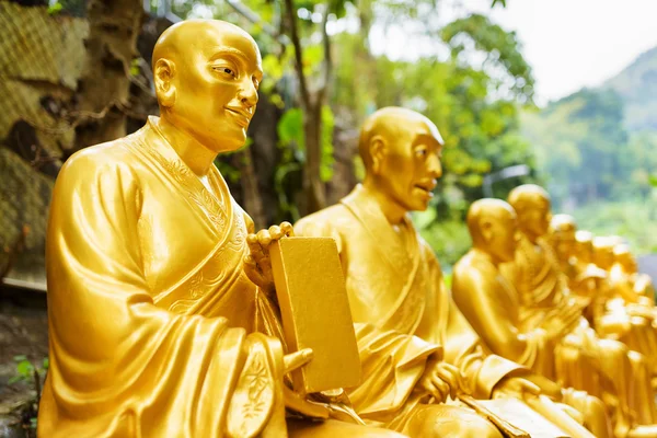 Golden Buddha Statyer längs trappan leder till tio Thousa — Stockfoto