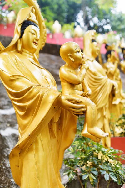 Golden Buddha statues along the stairs leading to the Ten Thousa — Stock Photo, Image