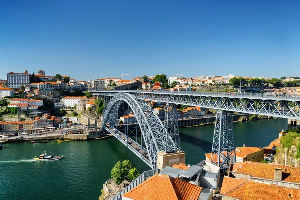 Douro nehir ve t Dom Luis köprüden güzel görünümü — Stok fotoğraf