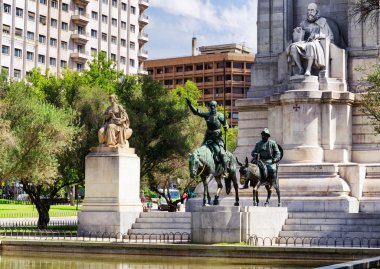 Miguel de Cervantes Spai Meydanı üzerinde taş heykel