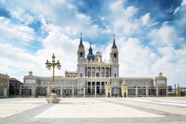 Plaza de la Armiria (Tophane Meydanı) ve Sai Katedrali