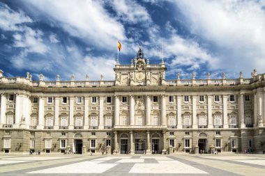Royal Palace of Madrid Güney cephe görünümü 
