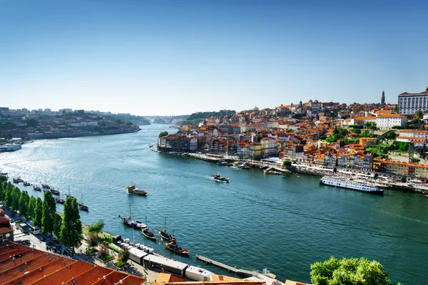 Όμορφη θέα στον ποταμό Douro και βάρκες στα ιστορικά σεντ — Φωτογραφία Αρχείου