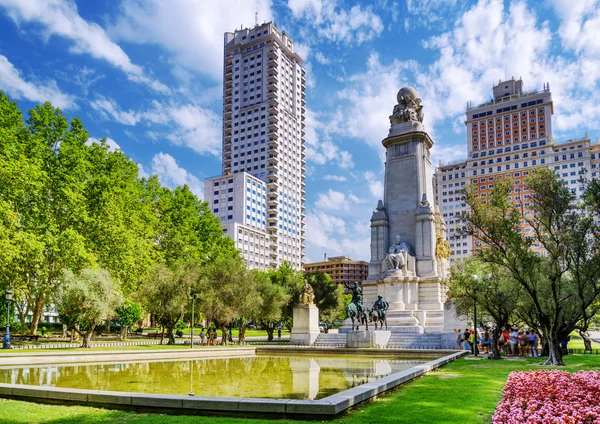 O monumento Cervantes, a Torre de Madrid (Torre de Madrid) e — Fotografia de Stock
