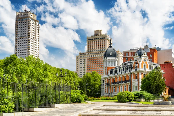 Blick auf den madrid-turm (torre de madrid) und das spanische gebäude — Stockfoto