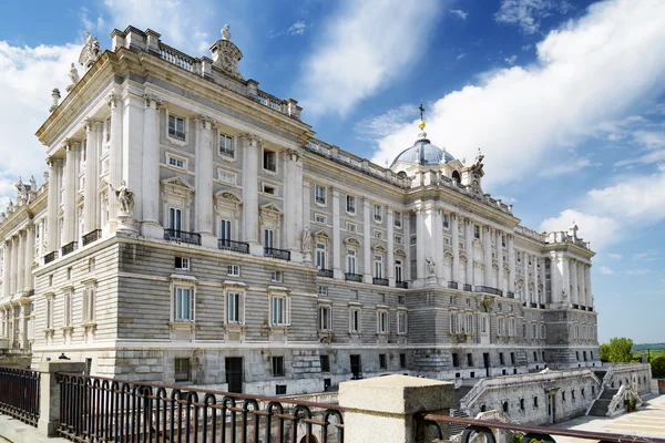 Vista lateral da fachada norte do Palácio Real de Madrid em t — Fotografia de Stock