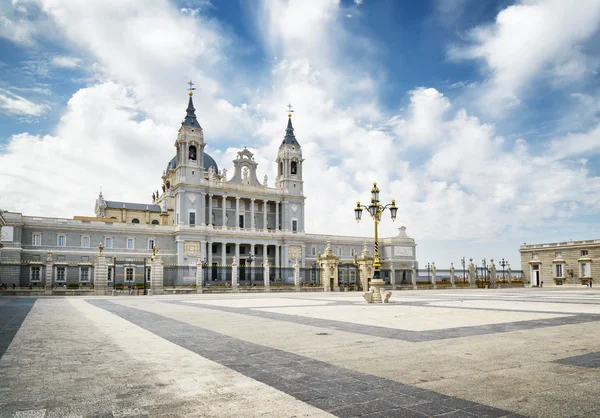 Pohled na Katedrála Panny Marie královské La Almudena fro — Stock fotografie