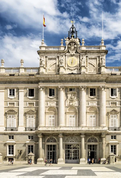 Η είσοδος για το βασιλικό παλάτι της Μαδρίτης από την νότια πλευρά o — Φωτογραφία Αρχείου