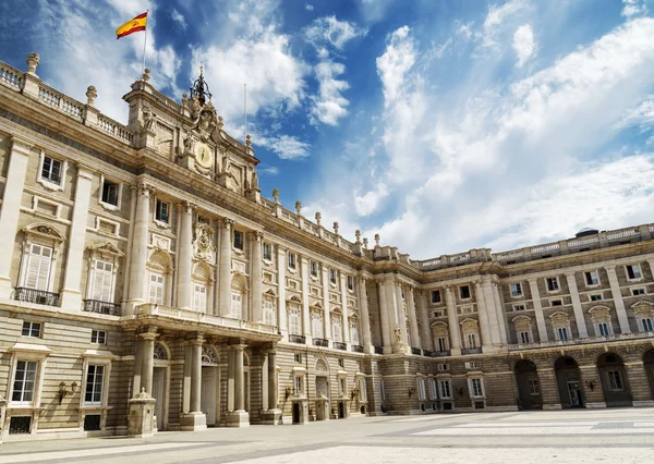 Bela vista da fachada sul do Palácio Real de Madrid — Fotografia de Stock