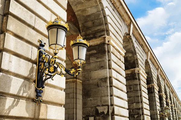 Lampada stradale tradizionale forgiata su una colonna del Palazzo Reale o — Foto Stock