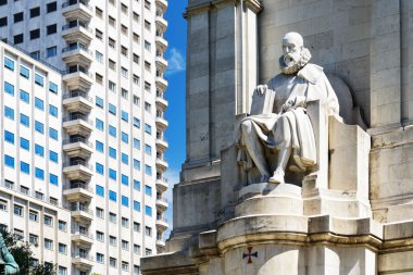 Miguel de Cervantes taş heykel görünümünü kare
