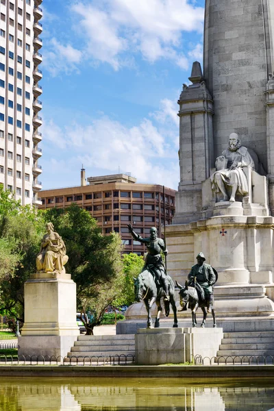 De stone sculpture van Miguel de Cervantes en bronzen beelden — Stockfoto