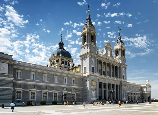 Vista lateral de la Catedral de Santa María la Real de La Almuden —  Fotos de Stock