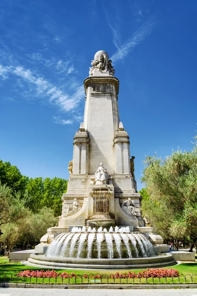 Nordostseite des Cervantes-Denkmals auf dem Platz von sp — Stockfoto