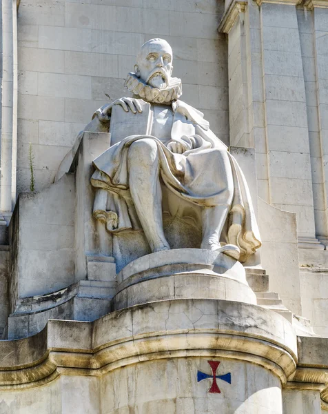 Vue rapprochée de la sculpture en pierre de Miguel de Cervantes sur le th — Photo