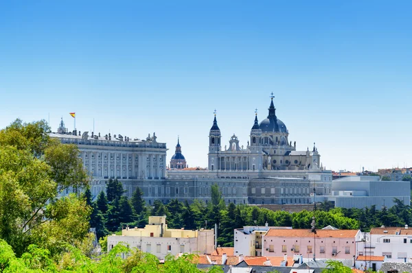 Krásný výhled na královský palác v Madridu a katedrála o — Stock fotografie