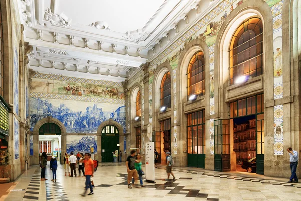 Den stora hallen med azulejos på väggar av Sao Bento järnväg St — Stockfoto