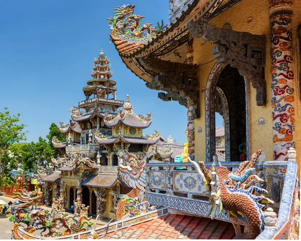 The beautiful Linh Phuoc Pagoda in mosaic style from shards of g — Stock Photo, Image