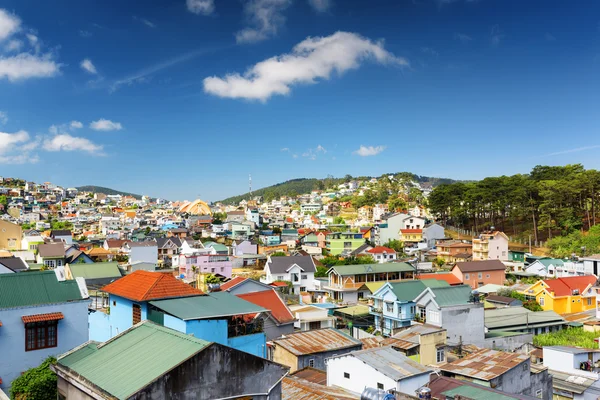 Krásné barevné domy města Da Lat (Dalat) na modré obloze — Stock fotografie