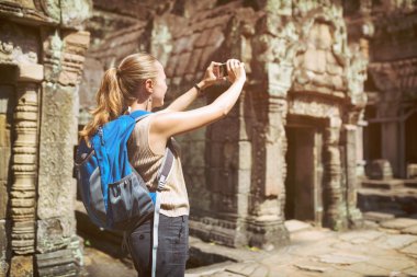 Turist ile smartphone Angkor, Kamboçya Preah Khan tapınağında