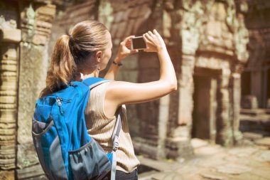Turist ve Angkor, Kamboçya Preah Khan tapınağında smartphone