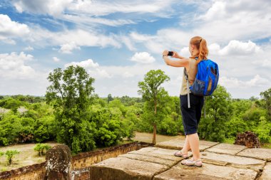 Turist alarak resim Tapınağı Angkor, Kamboçya'da üstünden